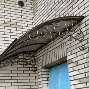 Роскошный козырёк над дверью